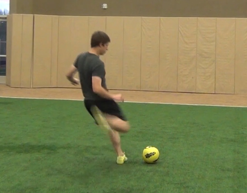 How to play a soccer long ball like Xavi Hernandez or Xabi Alonso